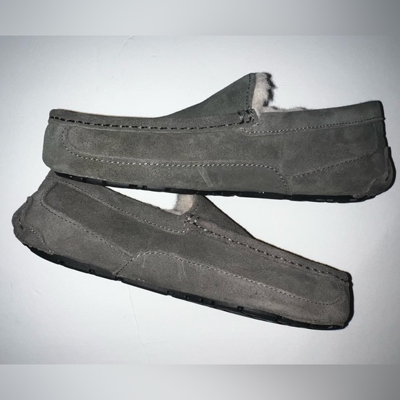 UGG Ascot Slipper size 8 (unisex) main image 7